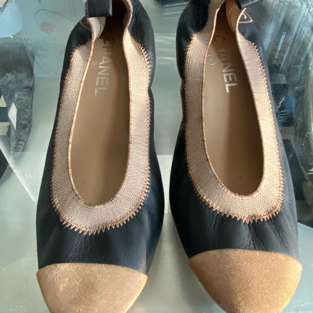 CHANEL Black and Gold Leather Ballet Flats - Picture 2 of 11